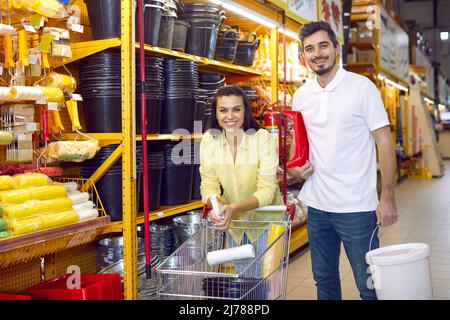 Glückliches Ehepaar im Gebäude Hypermarkt kauft Werkzeuge und Materialien für Reparaturen in der Wohnung. Stockfoto