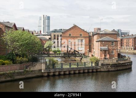 Apartmentgebäude auf der anderen Seite des Aire im Stadtzentrum von Leeds, Yorkshire, England, Großbritannien Stockfoto