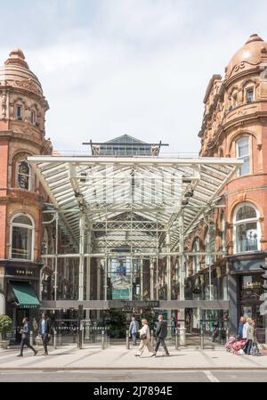 Der Eingang zum Victoria Quarter von der Vicar Lane im Stadtzentrum von Leeds, Yorkshire, England, Großbritannien Stockfoto