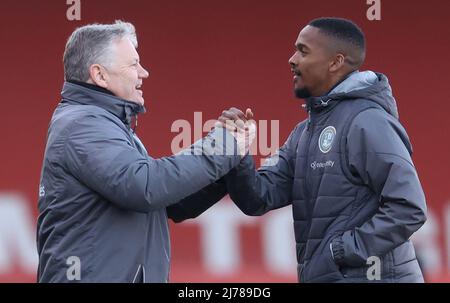 Crawley-Manager John Yems mit Lewis Young während des zweiten Spiels der EFL League zwischen Crawley Town und Swindon Town im People’s Pension Stadium. 19.. März 2022 Stockfoto