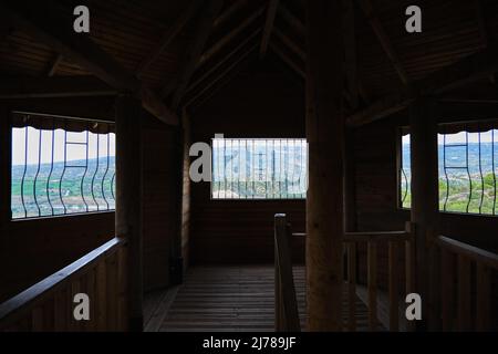 Holzhaus Blick vom Inneren des Hauses, natürliche schöne Aussicht vom Holzhaus auf der Spitze des Berges. Stockfoto