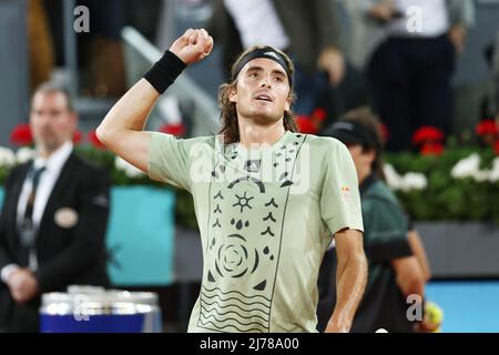 Stefanos Tsitsipas aus Griechenland reagiert nach dem Sieg gegen den Russen Andrey Rublev beim Tennisturnier Mutua Madrid Open 2022 am 6. Mai 2022 im Caja Magica Stadion in Madrid, Spanien - Foto: Oscar J Barroso/DPPI/LiveMedia Stockfoto