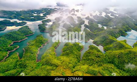 Landschaft Ta Dung See von oben gesehen am Morgen mit kleinen Inseln viele grüne Bäume in Folge, um eine herrliche Schönheit zu schaffen. Stockfoto