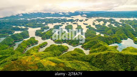 Landschaft Ta Dung See von oben gesehen am Morgen mit kleinen Inseln viele grüne Bäume in Folge, um eine herrliche Schönheit zu schaffen. Stockfoto