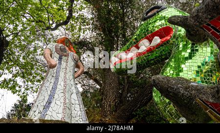 Grosseto 2022. Werke im Tarot-Garten, einem künstlerischen Park in Capalbio, eine Idee des Künstlers Niki de Saint Phalle, und von Figuren i bevölkert Stockfoto