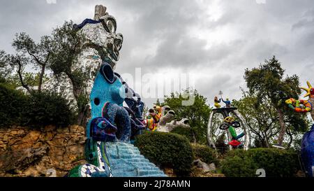 Grosseto 2022. Werke im Tarot-Garten, einem künstlerischen Park in Capalbio, eine Idee des Künstlers Niki de Saint Phalle, und von Figuren i bevölkert Stockfoto