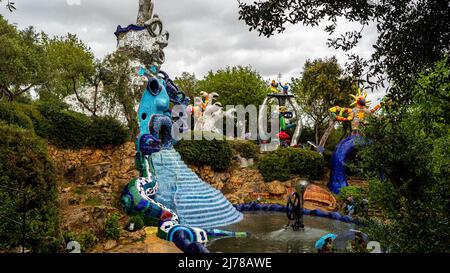 Grosseto 2022. Werke im Tarot-Garten, einem künstlerischen Park in Capalbio, eine Idee des Künstlers Niki de Saint Phalle, und von Figuren i bevölkert Stockfoto