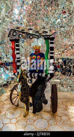 Grosseto 2022. Werke im Tarot-Garten, einem künstlerischen Park in Capalbio, eine Idee des Künstlers Niki de Saint Phalle, und von Figuren i bevölkert Stockfoto