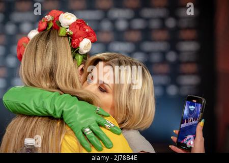 2022-05-06 17:09:52 TURIN - Cornelia Jakobs kuschelt nach ihrer Pressekonferenz mit einer ukrainischen Journalistin. Die Sängerin vertritt Schweden mit dem Song Hold me Closer während des Eurovision Song Contest. ANP SANDER KING niederlande Out - belgien Out Stockfoto