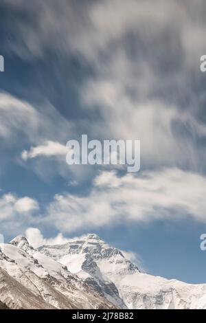 (220507) -- MOUNT QOMOLANGMA BASISLAGER, 7. Mai 2022 (Xinhua) -- das Foto vom 4. Mai 2022 zeigt eine Ansicht des Mount Qomolangma. (Xinhua/Sun Fei) Stockfoto