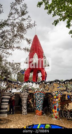 Grosseto 2022. Werke im Tarot-Garten, einem künstlerischen Park in Capalbio, eine Idee des Künstlers Niki de Saint Phalle, und von Figuren i bevölkert Stockfoto