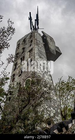 Grosseto 2022. Werke im Tarot-Garten, einem künstlerischen Park in Capalbio, eine Idee des Künstlers Niki de Saint Phalle, und von Figuren i bevölkert Stockfoto