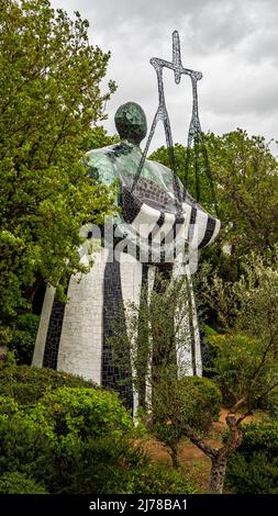 Grosseto 2022. Werke im Tarot-Garten, einem künstlerischen Park in Capalbio, eine Idee des Künstlers Niki de Saint Phalle, und von Figuren i bevölkert Stockfoto