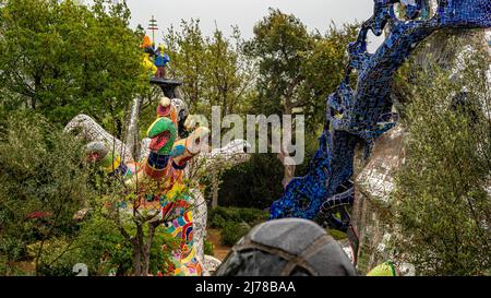 Grosseto 2022. Werke im Tarot-Garten, einem künstlerischen Park in Capalbio, eine Idee des Künstlers Niki de Saint Phalle, und von Figuren i bevölkert Stockfoto