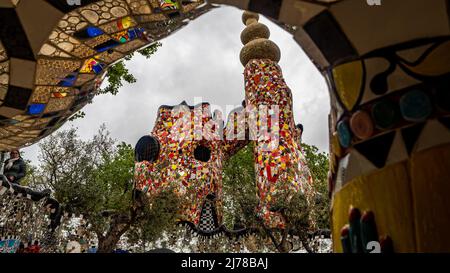 Grosseto 2022. Werke im Tarot-Garten, einem künstlerischen Park in Capalbio, eine Idee des Künstlers Niki de Saint Phalle, und von Figuren i bevölkert Stockfoto