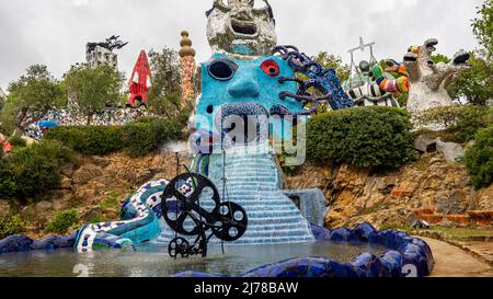 Grosseto 2022. Werke im Tarot-Garten, einem künstlerischen Park in Capalbio, eine Idee des Künstlers Niki de Saint Phalle, und von Figuren i bevölkert Stockfoto