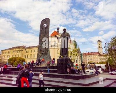 Der Krieg in der Ukraine. Lwiw Stadtrat und das Denkmal für Taras Schewtschenko Stockfoto