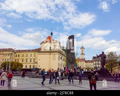 Der Krieg in der Ukraine. Lwiw Stadtrat und das Denkmal für Taras Schewtschenko Stockfoto