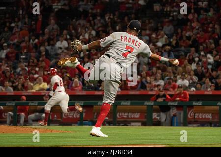 Washington Nationals Dritter Baseman Maikel Franco (7) macht einen Wurf in die erste Basis vor, nachdem er einen Bodenball von Los Angeles Angels Shortstop David FL gespielt hat Stockfoto