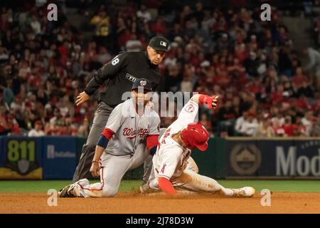 Washington Nationals Shortstop Alcides Escobar (3) markiert Los Angeles Angels Shortstop Tyler Wade (14), als er versucht, eine zweite Basis während eines zu stehlen Stockfoto