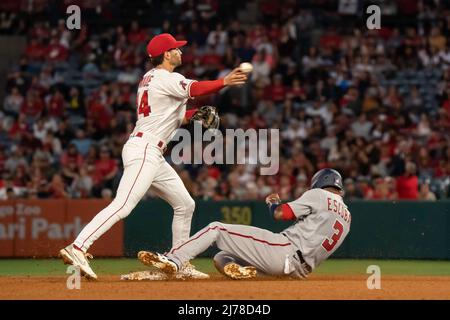 Los Angeles Angels Shortstop Tyler Wade (14) wirft zur ersten Basis, nachdem er während eines MLB-Ga den Shortstop der Washington Nationals Alcides Escobar (3) verdrängt hatte Stockfoto