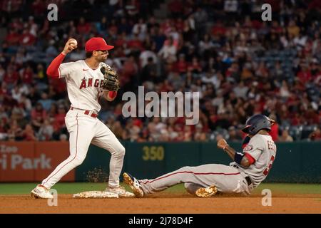 Los Angeles Angels Shortstop Tyler Wade (14) wirft zur ersten Basis, nachdem er während eines MLB-Ga den Shortstop der Washington Nationals Alcides Escobar (3) verdrängt hatte Stockfoto