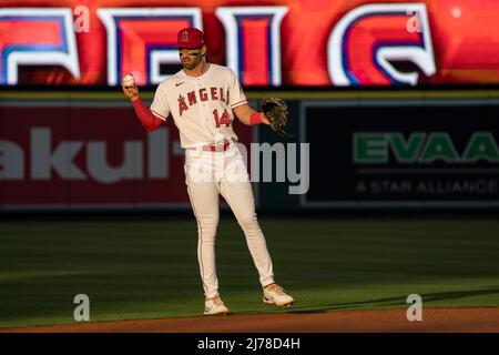 Los Angeles Angels Shortstop Tyler Wade (14) während eines Vorspiels eines MLB-Spiels gegen die Washington Nationals, Freitag, 6. Mai 2022, im Angel Stadium, Zoll Stockfoto