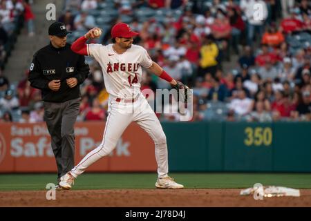 Los Angeles Angels Shortstop Tyler Wade (14) wirft zur ersten Basis für ein Out während eines MLB-Spiels gegen die Washington Nationals, Freitag, 6. Mai 2022, Stockfoto