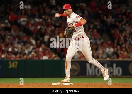 Los Angeles Angels Shortstop Tyler Wade (14) tritt auf die zweite Basis, um während eines MLB-Spiels gegen die Washington Nationals, Freitag, Ma, ein Doppelspiel zu drehen Stockfoto