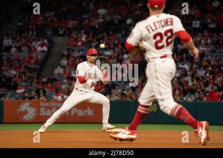 Los Angeles Angels Shortstop Tyler Wade (14) erhält einen Wurf von Shortstop David Fletcher (22), um ein Doppelspiel während eines MLB-Spiels gegen den zu drehen Stockfoto