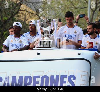 Vinícius Júnior Éder Militão Thibaut Courtois Nacho Fernández Iglesias im Nachspiel Open Top Bus mit der spanischen Liga gewann am 30. April 2022 Stockfoto