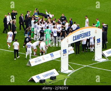 Post Real Madrid gegen Espanyol Spielfeiern mit Carlo Ancelotti in der Luft nach dem Sieg in der Liga Bernabeu Stadion Madrid Spanien geworfen Stockfoto