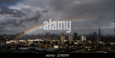 London, Großbritannien. 7.. Mai 2022. Wetter in Großbritannien: Ein massiver Regenbogen bricht über der Skyline der Stadt, während ein kurzer morgendlicher Regensturm aufklärt. Kredit: Guy Corbishley/Alamy Live Nachrichten Stockfoto