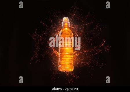 Isotonisches Energiegetränk. Orangefarbene Flasche auf schwarzem Hintergrund mit Spritzern oranger Flüssigkeit Stockfoto