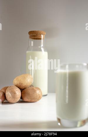 Kartoffelmilchflasche auf hellem Hintergrund Stockfoto