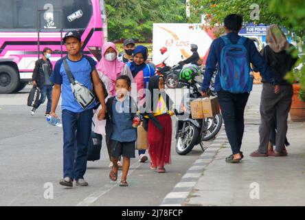 7. Mai 2022, Jakarta, Jakarta, Indonesien: Ankunft und Rückkehr der Bewohner der Stadt Jakarta oder derjenigen, die in Jakarta arbeiten, nachdem sie ihre Ferien verbracht haben und Eid al-Fitr in ihren Heimatgebieten mit ihren jeweiligen Familien feiern. Das Kali Deres Terminal, Jakarta, als einer der zwischenstädtischen interprovinziellen Busterminals, beginnt sich mit denjenigen zu überlaufen, die aus ihren jeweiligen Gebieten zurückkehren. Nach zwei Jahren konnten sie Eid aufgrund der COVID-19-Pandemie nicht mit ihrer Familie feiern. (Bild: © Denny Pohan/ZUMA Press Wire) Stockfoto