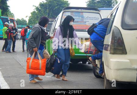 7. Mai 2022, Jakarta, Jakarta, Indonesien: Ankunft und Rückkehr der Bewohner der Stadt Jakarta oder derjenigen, die in Jakarta arbeiten, nachdem sie ihre Ferien verbracht haben und Eid al-Fitr in ihren Heimatgebieten mit ihren jeweiligen Familien feiern. Das Kali Deres Terminal, Jakarta, als einer der zwischenstädtischen interprovinziellen Busterminals, beginnt sich mit denjenigen zu überlaufen, die aus ihren jeweiligen Gebieten zurückkehren. Nach zwei Jahren konnten sie Eid aufgrund der COVID-19-Pandemie nicht mit ihrer Familie feiern. (Bild: © Denny Pohan/ZUMA Press Wire) Stockfoto