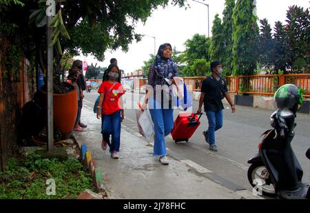 7. Mai 2022, Jakarta, Jakarta, Indonesien: Ankunft und Rückkehr der Bewohner der Stadt Jakarta oder derjenigen, die in Jakarta arbeiten, nachdem sie ihre Ferien verbracht haben und Eid al-Fitr in ihren Heimatgebieten mit ihren jeweiligen Familien feiern. Das Kali Deres Terminal, Jakarta, als einer der zwischenstädtischen interprovinziellen Busterminals, beginnt sich mit denjenigen zu überlaufen, die aus ihren jeweiligen Gebieten zurückkehren. Nach zwei Jahren konnten sie Eid aufgrund der COVID-19-Pandemie nicht mit ihrer Familie feiern. (Bild: © Denny Pohan/ZUMA Press Wire) Stockfoto