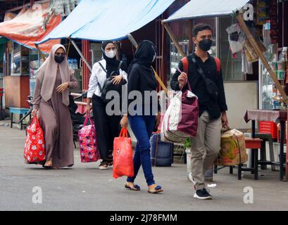 7. Mai 2022, Jakarta, Jakarta, Indonesien: Ankunft und Rückkehr der Bewohner der Stadt Jakarta oder derjenigen, die in Jakarta arbeiten, nachdem sie ihre Ferien verbracht haben und Eid al-Fitr in ihren Heimatgebieten mit ihren jeweiligen Familien feiern. Das Kali Deres Terminal, Jakarta, als einer der zwischenstädtischen interprovinziellen Busterminals, beginnt sich mit denjenigen zu überlaufen, die aus ihren jeweiligen Gebieten zurückkehren. Nach zwei Jahren konnten sie Eid aufgrund der COVID-19-Pandemie nicht mit ihrer Familie feiern. (Bild: © Denny Pohan/ZUMA Press Wire) Stockfoto