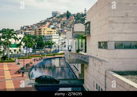 GUAYAQUIL, ECUADOR - 13. APRIL 2022: Blick auf den Malecon 2000 und den Guayas-Fluss in Guayaquil, der zweitgrößten Stadt Ecuadors. Stockfoto