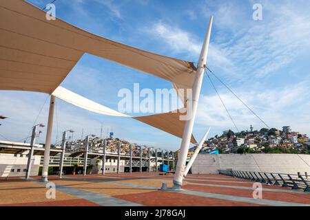 GUAYAQUIL, ECUADOR - 13. APRIL 2022: Blick auf den Malecon 2000 und den Guayas-Fluss in Guayaquil, der zweitgrößten Stadt Ecuadors. Stockfoto