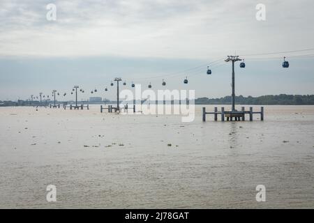 GUAYAQUIL, ECUADOR - 13. APRIL 2022: Blick auf den Malecon 2000 und den Guayas-Fluss in Guayaquil, der zweitgrößten Stadt Ecuadors. Stockfoto