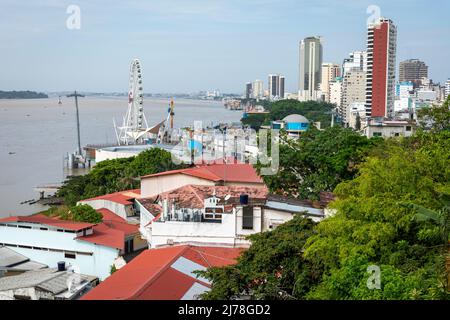 GUAYAQUIL, ECUADOR - 13. APRIL 2022: Blick auf den Malecon 2000 und den Guayas-Fluss in Guayaquil, der zweitgrößten Stadt Ecuadors. Stockfoto