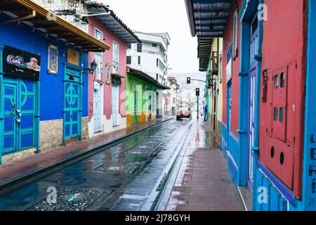 LOJA, ECUADOR - 15. APRIL 2022: Farbenfrohe Kolonialhäuser in der Lourdes Straße in Loja, Ecuador. Südamerika. Stockfoto