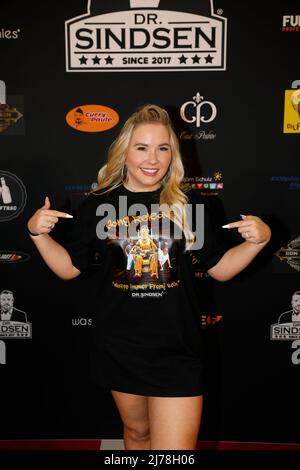 Frau Marlisa (Lisa Rudzio) bei der Dr.Sindsen - Release-Party 'WOLLTE IMMER PROMI SEIN' im Hofbräu Wirtshaus Berlin. Berlin, 06.05.2022 Stockfoto