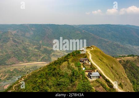 Die Bodenstraße, die vom oberen Winkel zum Gipfel führt, wird am Morgen bei Nongjrong meghalaya india aufgenommen. Stockfoto