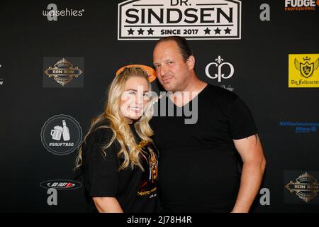 Frau Marlisa (Lisa Rudzio) bei der Dr.Sindsen - Release-Party 'WOLLTE IMMER PROMI SEIN' im Hofbräu Wirtshaus Berlin. Berlin, 06.05.2022 Stockfoto