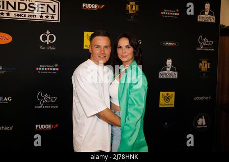 Henning Merten und Denisé Merten (Kappès) bei der Dr.Sindsen - Release-Party 'WOLLTE IMMER PROMI SEIN' im Hofbräu Wirtshaus Berlin. Berlin, 06.05.2022 Stockfoto