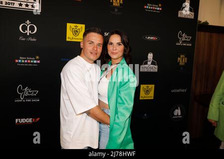 Henning Merten und Denisé Merten (Kappès) bei der Dr.Sindsen - Release-Party 'WOLLTE IMMER PROMI SEIN' im Hofbräu Wirtshaus Berlin. Berlin, 06.05.2022 Stockfoto