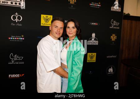 Henning Merten und Denisé Merten (Kappès) bei der Dr.Sindsen - Release-Party 'WOLLTE IMMER PROMI SEIN' im Hofbräu Wirtshaus Berlin. Berlin, 06.05.2022 Stockfoto